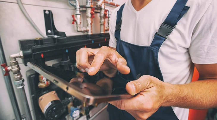 Un artisan &eacute;lectricien-chauffagiste professionnel intervenant dans un int&eacute;rieur r&eacute;sidentiel, en train d'effectuer une installation ou un diagnostic. La sc&egrave;ne doit montrer l'artisan dans une maison ou un appartement, seul ou interagissant avec le client, illustrant clairement son r&ocirc;le de professionnel polyvalent capable de g&eacute;rer &agrave; la fois l'&eacute;lectricit&eacute; et le chauffage. L'environnement doit &ecirc;tre r&eacute;sidentiel, lumineux et accueillant, montrant la confiance et la proximit&eacute; avec le client particulier.