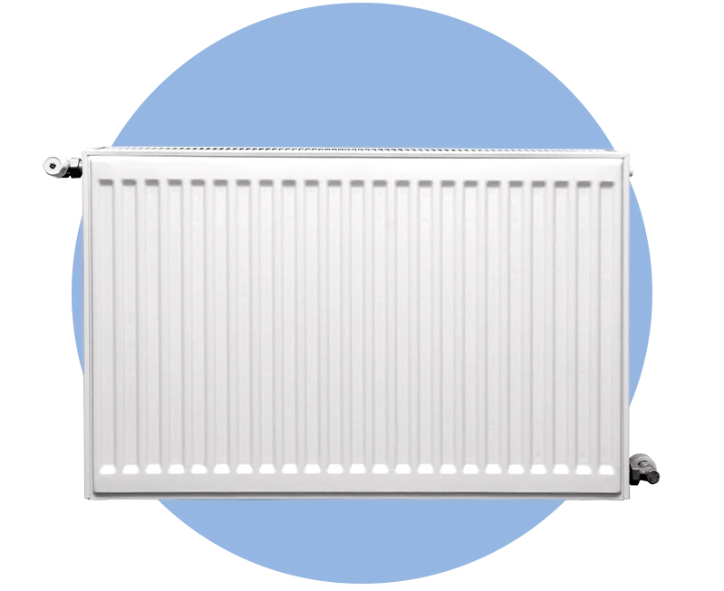 Intérieur résidentiel avec radiateur à ailettes blanches fixé au mur et système de chauffage centralisé visible dans niche murale